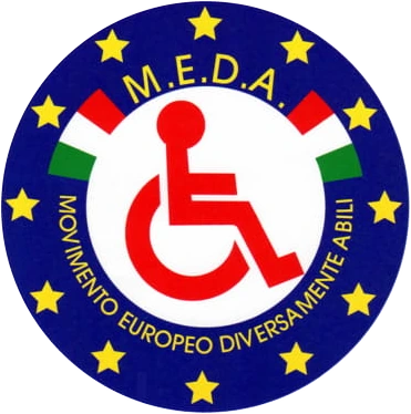 Logo del M.E.D.A. – Movimento Europeo Diversamente Abili: cerchio blu con le stelle europee, due bandiere italiane e il simbolo della sedia a rotelle